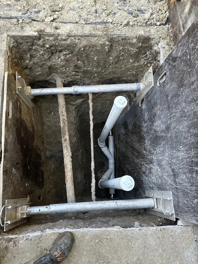 Experienced plumber completing Drain Cleaning work in Lake Bluff